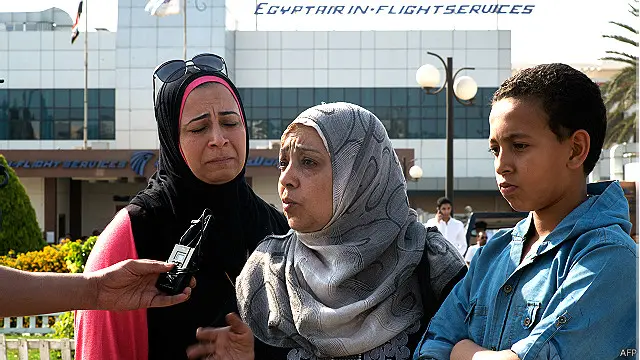 قاہرہ کے ہوائی اڈے پر جہاز پر سوار مسافروں کے رشتہ دار موجود ہیں