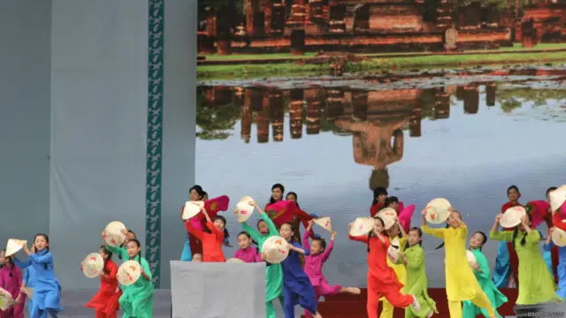 总统就职的表演刚刚结束,内容着重于”台湾之光”,并且用歌舞剧的方式演出台湾400年来的开拓史。