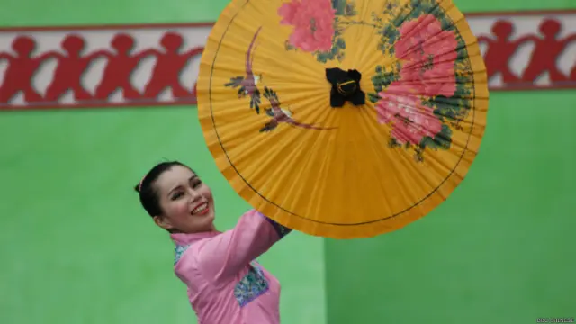 从原住民乐天知命的生活、到汉人移垦,历经荷兰、日本人统治,最后是1945年二战之后国民党接收。