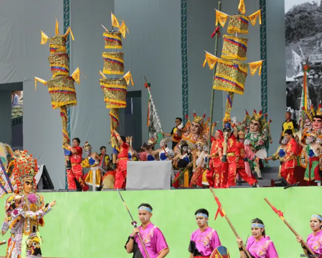 总统就职的表演内容着重于”台湾之光”,并且用歌舞剧的方式演出台湾400年来的开拓史。