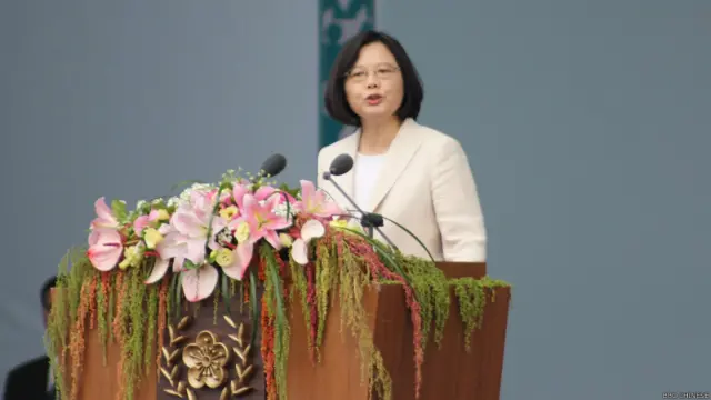 針對兩岸關係,蔡英文呼籲「兩岸執政黨放下歷史包袱,造福兩岸人民」。