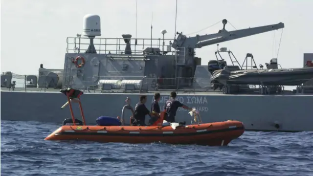 Греческие спасатели проводят операцию по поиску на море