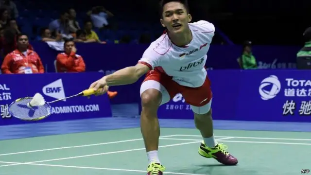 Di set pertama yang baru saja berakhir, Jonathan kalah 21-10 dari lawannya, Son Wan Ho.