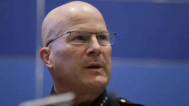 格雷格·苏尔在警方记者会上答问