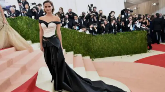 在今年的紐約大都會藝術博物館慈善舞會上，艾瑪·沃森穿的禮裙部分材料來自回收的塑料水瓶。