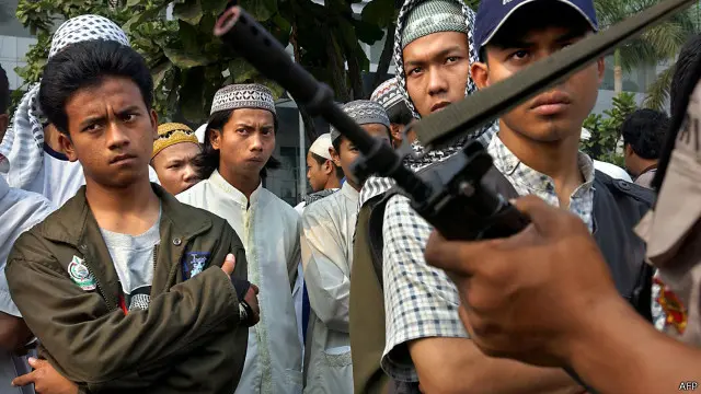 Anak-anak muda pendukung terpidana Abubakar Baasyir saat yang bersangkutan diadili di PN Jaksel, 2 September 2013. 