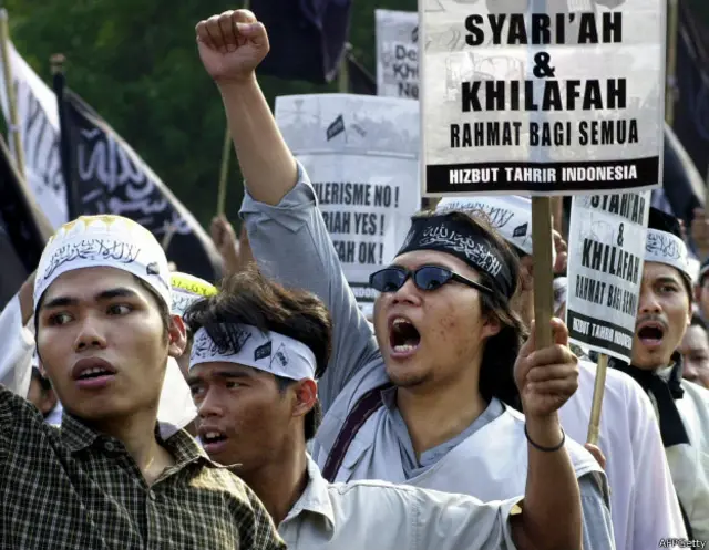 Unjuk rasa aktivis Hizbut Tahrir Indonesia alias HTI pada 24 Oktober 2004.