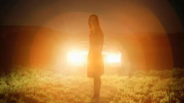 很简单，我们人类比我们自己想象得要强壮——这使得抬起汽车的一部分成为了可能。