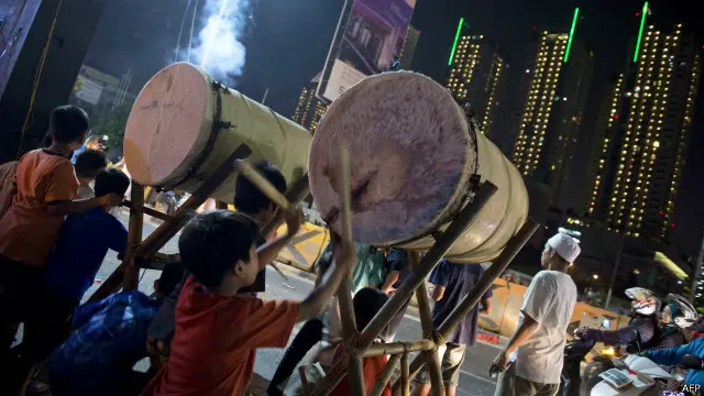 Umat Islam di Jakarta merayakan kedatangan Hari Idul Fitri dengan menabuh beduk, Juli 2015.