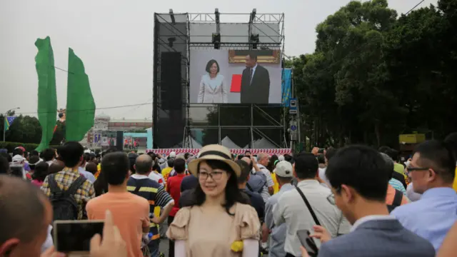 台湾是一个民主制度，一个政治人物在受到来自民意的压力的时候，可能被迫要做一些本不想做的政策选择。