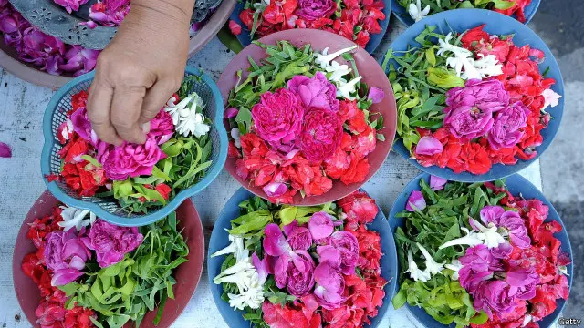 Bunga-bunga yang dijual kepada para peziarah sebuah pemakaman di Surabaya, menjelang Ramadhan, 17 Juni 2015.