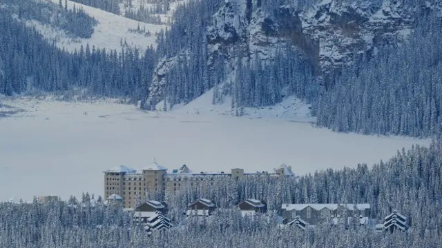 位于加拿大东部的露易丝湖城堡酒店（The Fairmont Chateau Lake Louise）