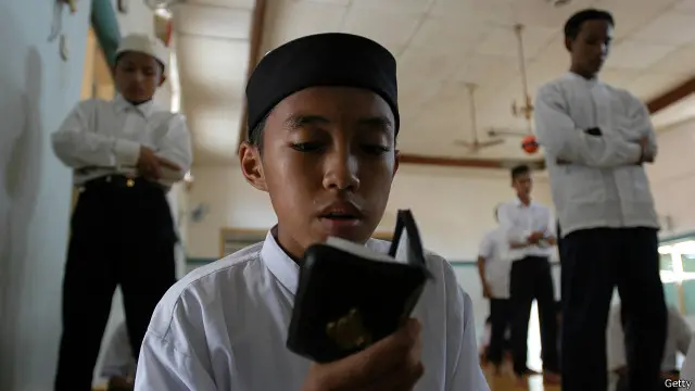 Seorang siswa tengah membaca al-Quran di skeolah Al-Mukmin, Solom 29 Oktober 2002.