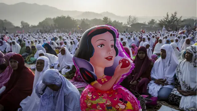 Warga Muslim tengah menggelar sholat Idul Fitri, 17 Juli 2015 di kawasan Parang Tritis di dekat Yogyakarta.