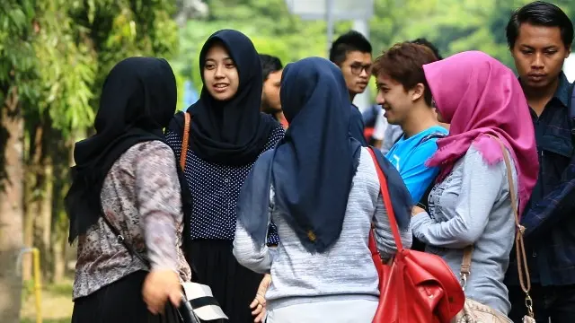 Para mahasiswa Muslim di kampus Universitas Islam Indonesia, Yogyakarta.