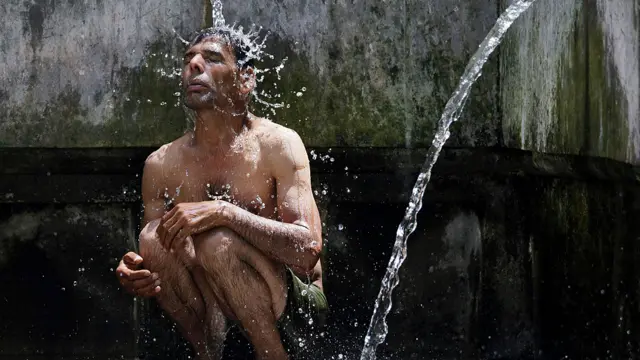 Фото: мужчина под струей воды