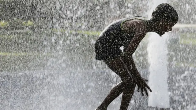Фото: мальчик в брызгах воды