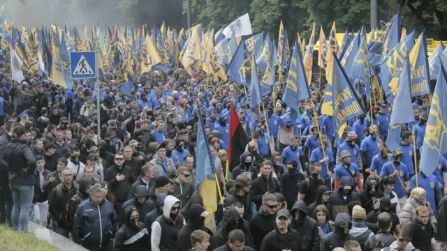За порядком спостерігали дві тисячі працівників поліції та Нацгвардії. Дорогою до Верховної Ради і біля неї активісти палили димові шашки та фаєри. 