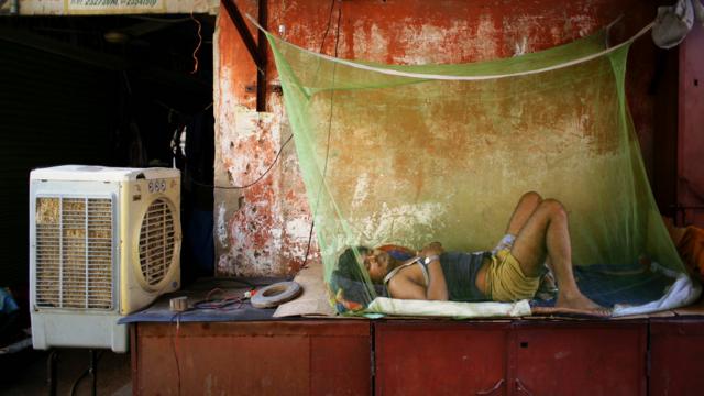 Фото: мужчина, спящий у кондиционера
