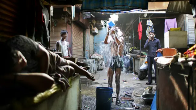 Фото: мальчик, поливающий себя из ведра