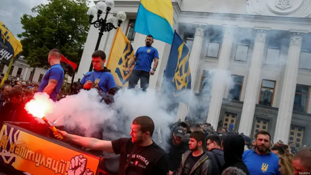 "Ми повинні сказати владі - нема українського кордону, нема жодних виборів на Донбасі. А український кордон, це не місія ОБСЄ, це повернення українських Збройних сил і прикордонників. Це наша єдина вимога", - заявив під час акції лідер "Азова", депутат парламенту Антон Білецький.