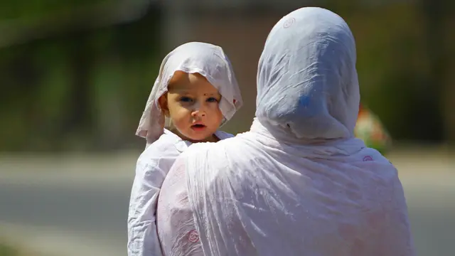 Фото: женщина и ребенок во влажных накидках