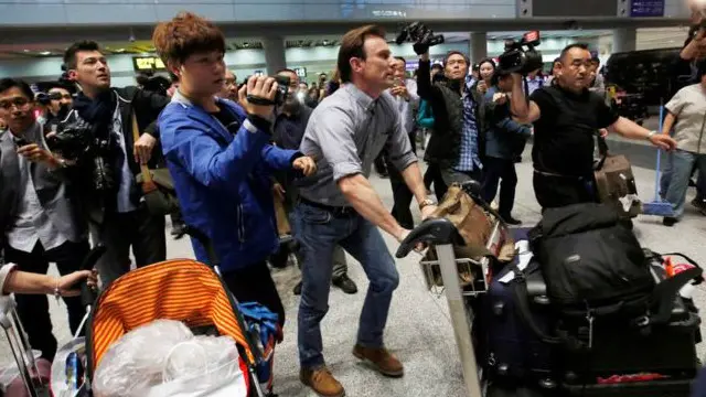 Руперт Уингфилд-Хейз в аэропорту