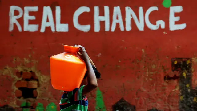 Фото: мужчина с кувшином воды на плече