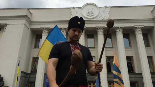 Біля будівлі Верховної Ради лунав барабаний бій.