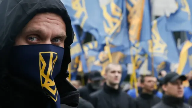 Кілька сотень членів Цивільного корпусу"Азов" пройшли маршем у центрі Києва до будівлі Верховної Ради, вимагаючи не проводити вибори на Донбасі без відновлення контролю над всім українським кордоном на Сході. 