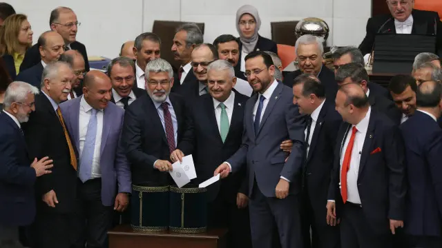 အတိုက်အခံ တွေ ကို ပါလီမန်ထဲမှာမရှိအောင်လုပ်ဖို့ ဒီဥပဒေကိုရေးဆွဲတာလို့ စွပ်စွဲ