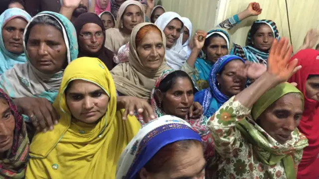 جمعے کو لاہور میں مظاہرے میں شرکت کے لیے آنے والی 50 سے زائد خواتین کو اوکاڑہ میں پولیس نے حراست میں لے لیا ہے۔