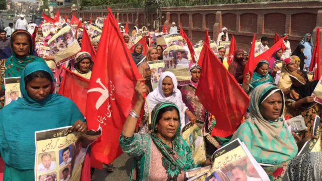 لاہور میں جمعے کو کسانوں کی بڑی تعداد نے اوکاڑہ میں انجمن مزارعین پنجاب کے راہنماؤں کی گرفتاریوں اور زمینوں کے حقوق ملکیت کے لیے مظاہرہ کیا۔