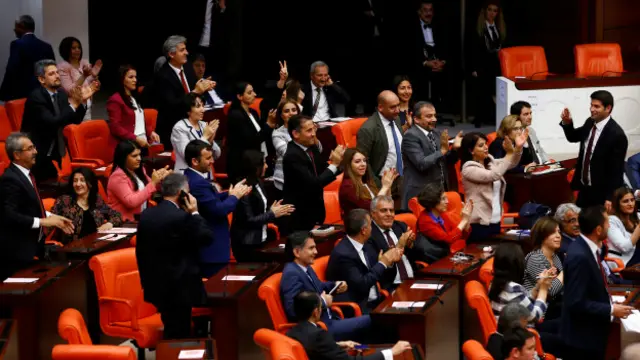 Dokunulmazlıkların kaldırılması teklifinin kabul edildiği açıklandıktan sonra Meclis'teki HDP'li milletvekilleri alkışlarla kararı protesto etti.