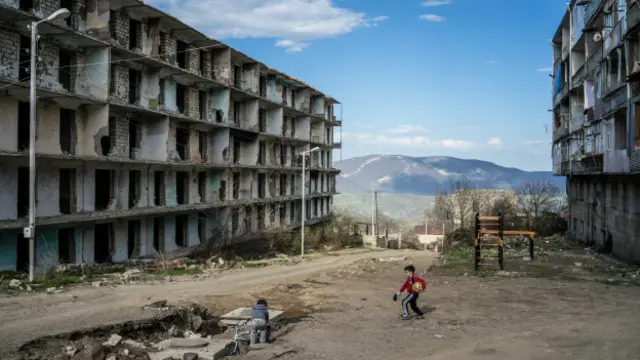 Şuşa, 2015-ci il. Azərbaycan qanunvericiliyi ilə təmin olunmasına inam Qarabağda yaşayan ermənilər arasında Azərbaycan vətəndaşlığının qəbul etmə ehtimalını artıracaqdır, Nahid Hacıyev belə hesab edir. 