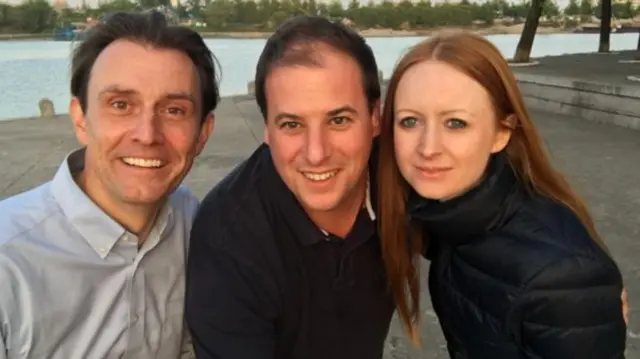 傅东飞和同事玛丽亚·伯尼（Maria Byrne）和马修·古达德（Matthew Goddard）在朝鲜