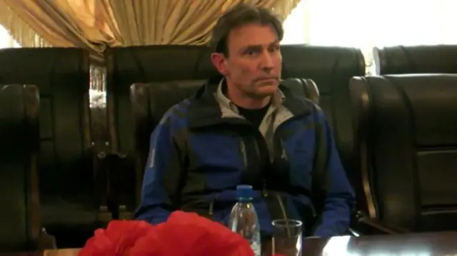 傅东飞被带到了一个酒店的会议室接受审问。（图片来源：朝鲜）