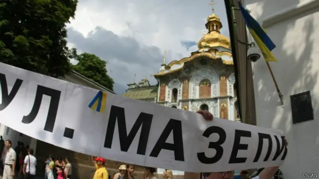 У 2010 році колишня вулиця Січневого повстання у Києві розділилася на Мазепи і Лаврську