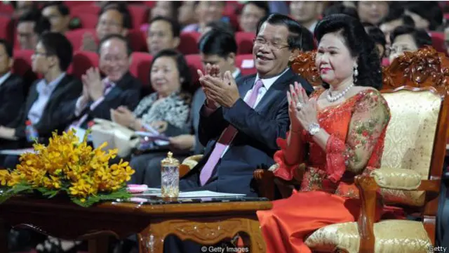 Pemimpin Kamboja, Hun Sen dan istrinya.