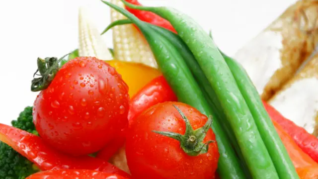 Una dieta vegana es la que no incluye productos de origen animal como carne, pescado, leche, queso, huevos y hasta miel.