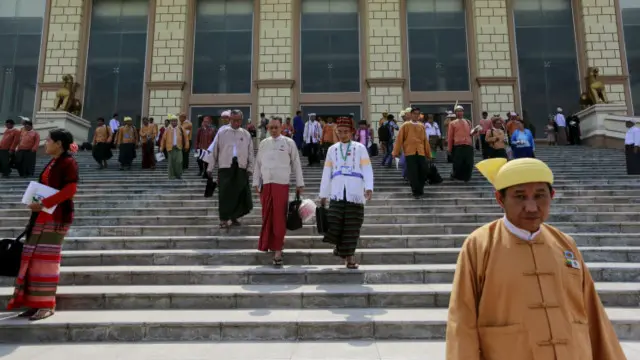 緬甸的全國民主聯盟(NLD)在大選中取得壓倒性勝利，並結束了軍政府幾十年的統治。