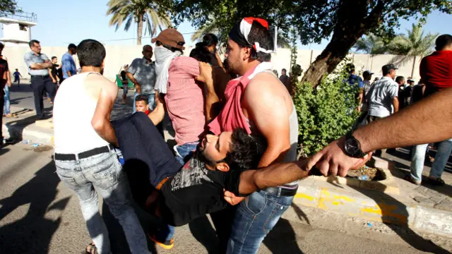 بنا بر گزارش‌ها ده‌ها نفر در یورش به منطقه سبز بغداد زخمی شده‌اند