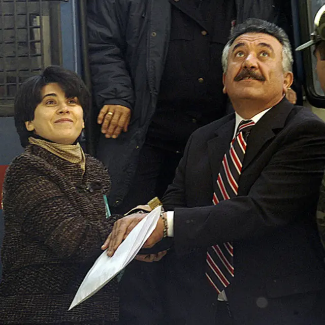 Leyla Zana ve Selim Sadak, 21 Kasım 2003'te mahkemeye elleri kelepçeli olarak getirildi. 