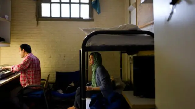 Una pareja de refugiados dentro de una de las celdas