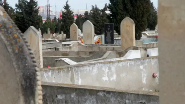 Bəzən gənc yaşlarında ölən subay qızın qəbrinin yanında əlavə simvollar görmək olar.