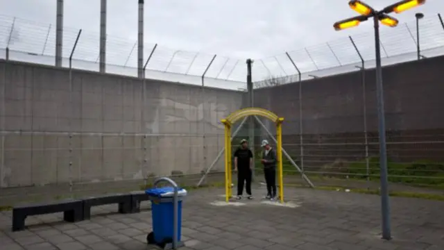 Los refugiados son libres de abandonar los edificios y los jardines durante el día, e incluso pasar algunas noches por fuera.