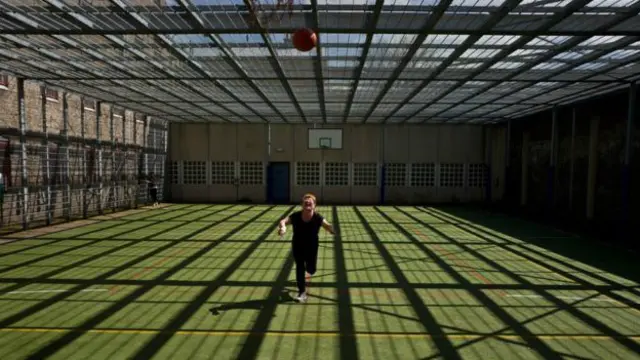 En las instalaciones de la antigua prisión hay gimnasios y canchas de baloncesto.