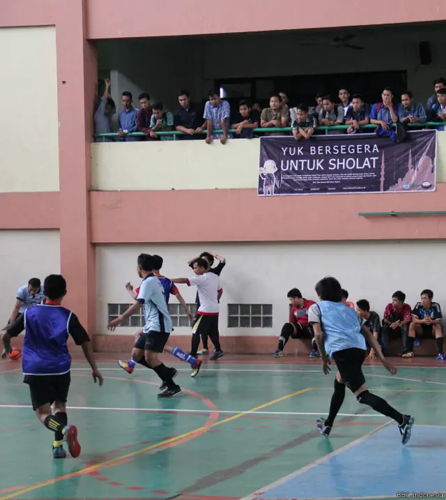 Di kampus UIN Syarif Hidayatullah, Jakarta, para mahasiswanya terlibat berbagai aktivitas, mulai olah raga hingga keagamaan. 