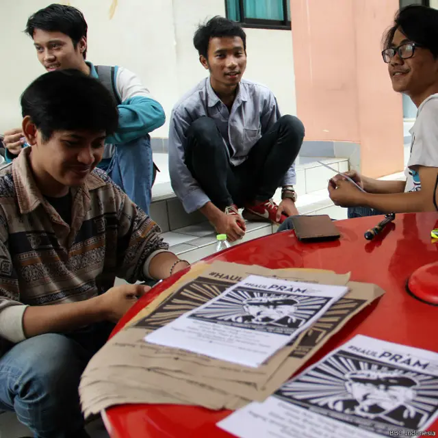 Para aktivis mahasiswa UIN Syarif Hidayatullah, Jakarta, yang terlibat dalam kelompok studi, tengah menyiapkan diskusi tentang karya-karya Pramudya Ananta Toer, akhir April 2016. 
