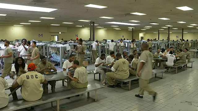 报告说,拉面取代香烟成为犯人的掌中宝,是因为美国监狱里的饭食质量和数量都显著下降。